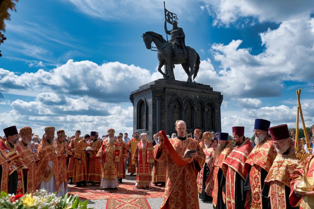 28 апреля церковный праздник. Два памятника Владимиру красное солнышко в Владимире.