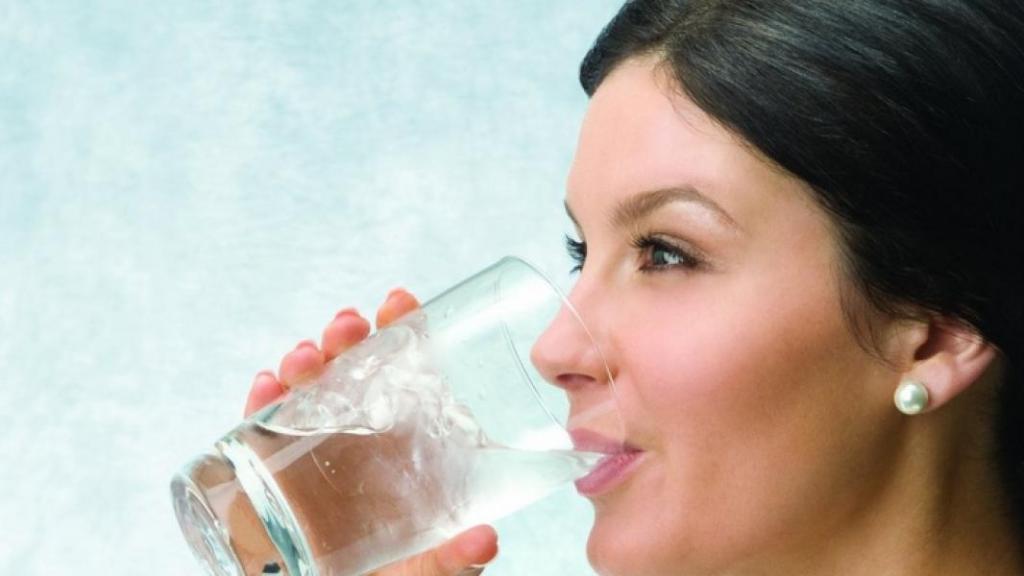 Https cick su. Девушка пьет воду. Человек пьющий воду. Девушка пьет воду со льдом. Пить ледяную воду.
