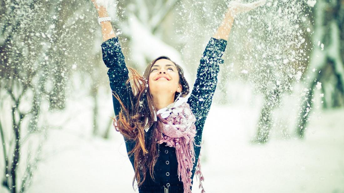 Песни радость придет. Счастье зимой. Девушка зима. Девушка в снегу. Девушка зимой в снегу.