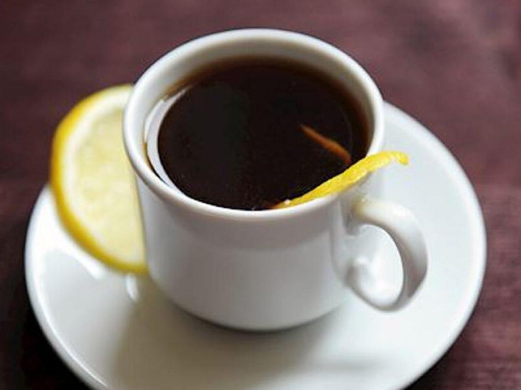 Если пить кофе с лимоном что будет. Эспрессо Романо. Кофе с лимоном. Черный кофе с лимоном. Кофе с лимоном картинки.