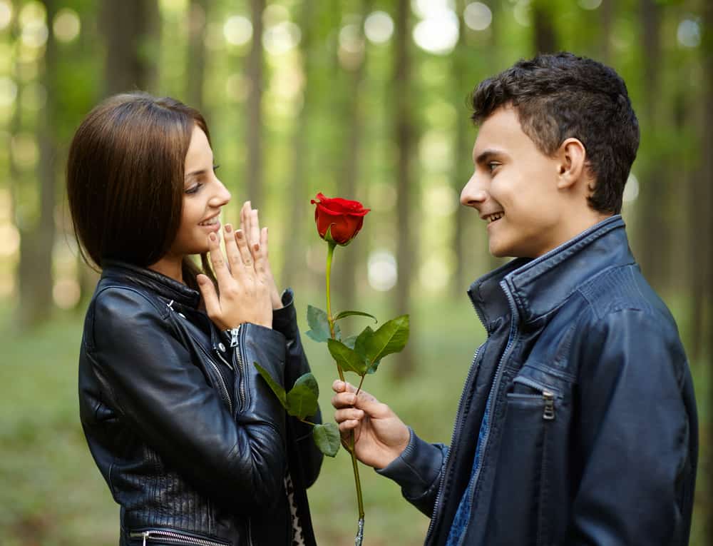 Well give it to her. Романтика в жестах. Giving Flowers to his. Giving Rose. Flower to girlfriend.