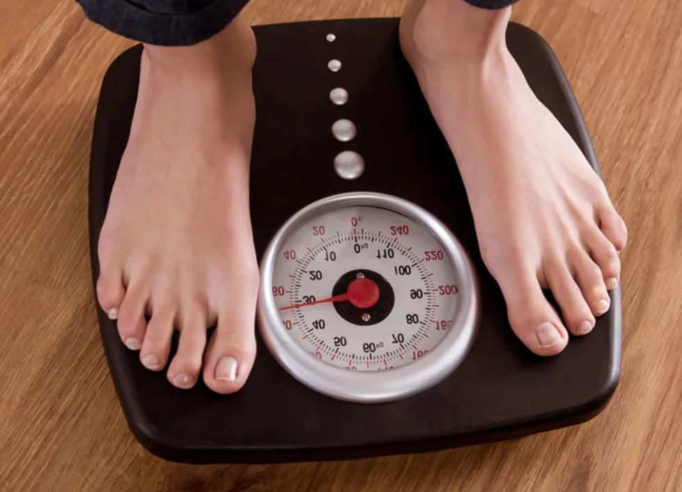 Причина набора веса после 40. Набор лишнего веса. Контроль веса. Лишний вес. Набрала лишний вес.