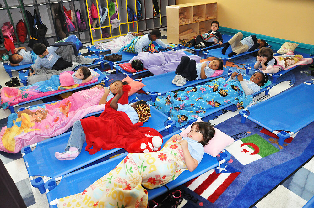 Дети спят в школе. Тихий час в детском садике в США. Детский сад в США. Детские сады в Америке. Сон в детском саду.