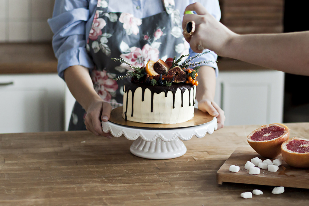 Идеи кондитера. Торт на столе. Торт кондитерский. Фотосессия приготовления торта. Фотосессия с тортом.