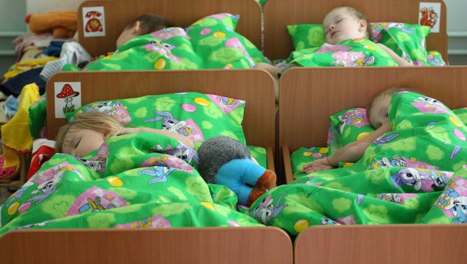 Дневной тихий час. Дети спят в детском саду. Сон в садике. Сон детей в детском саду. Детки спят в детском саду.