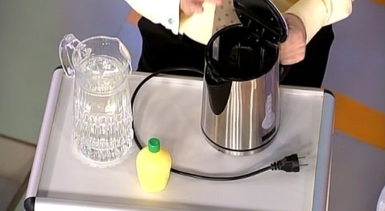 Можно ли чистить чайник. Чистка накипи из чайника. Чайник который очищает воду. Чайник кт-648 электрический пластиковый очистка от накипи. Чистим пластиковый электрический чайник от накипи.