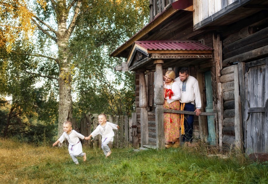 Отчий дом возвращение. Православная семья. Счастливая православная семья. Семья в деревне. Счастливая семья в деревне.