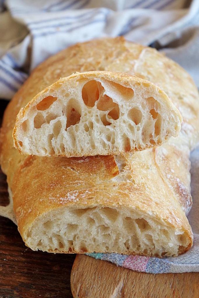 Итальянский хлеб рецепты. Чиабатта Фокачча. Хлеб чиабатта. Итальянская чиабатта. Итальянская булка чиабатта.