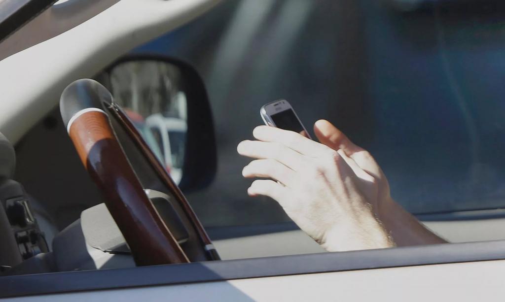 Почему женщины разговаривают по телефону за рулем