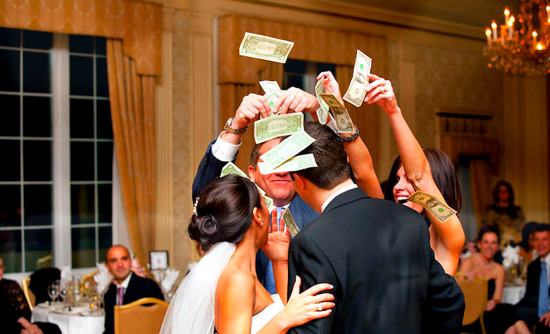 Сколько денег дарят на свадьбу. Молодожены деньги. Деньги на свадьбу. Невеста с деньгами. Жених с деньгами.