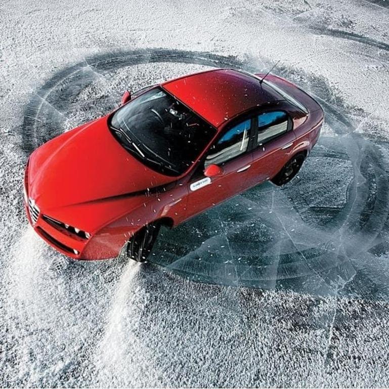 Машина катится на скорости. Занос автомобиля. Автомобиль на льду. Гололед машина. Экстремальное вождение автомобиля.