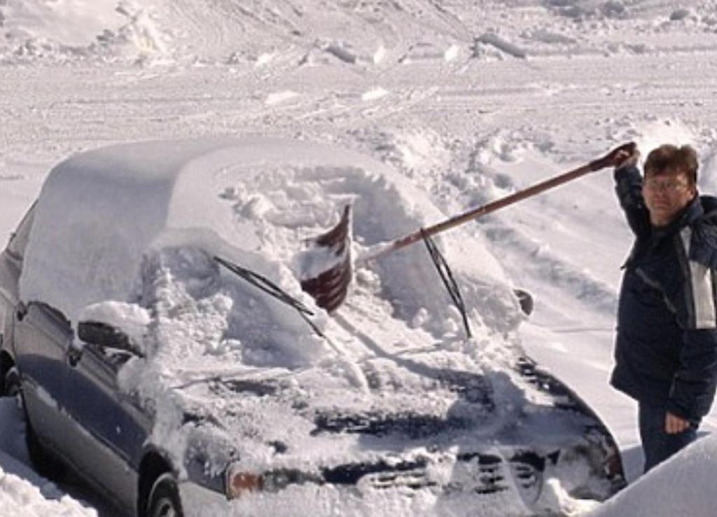 Опасно ли сейчас ездить. Замерзшая машина. Машина зимой прикол. Автоприколы про Мороз. Замерзшая машина под снегом.