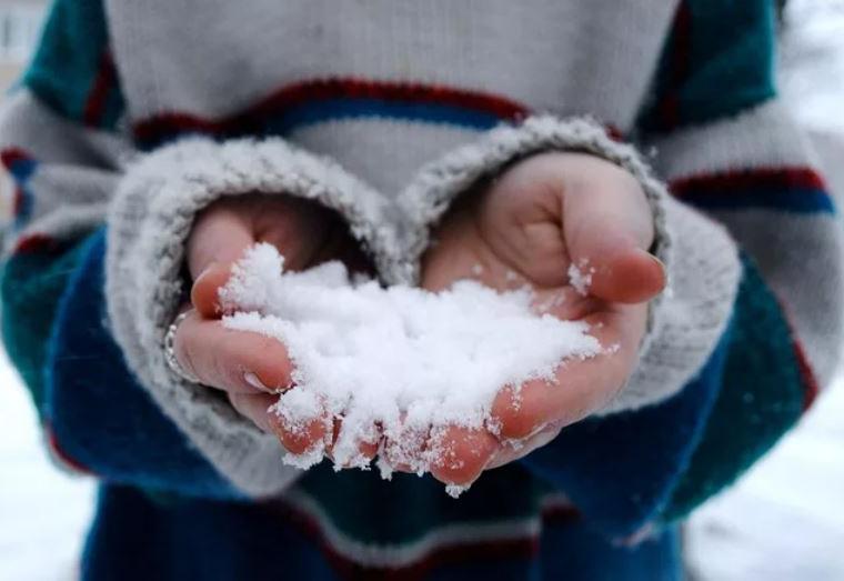 Категорически запрещается растирать замерзшие участки снегом. Снег на ладони. Снежинка на ладони. Ледяные руки. Снежок в руке.