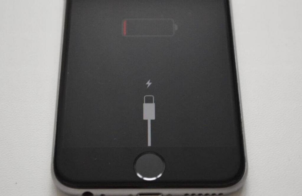 Айфон 11 не включается на зарядке. Айфон выключился и на зарядке. Экран выключенного айфона на зарядке. Айфон выключается. Выключенный айфон на зарядке.
