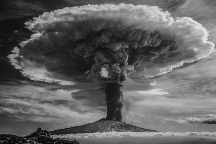 От извержения вулкана Этна до пластиковых стаканчиков в телефонной будке: лучшие снимки премии LensCulture в области черно-белой фотографии