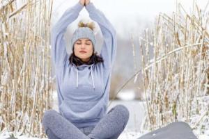 Холод не помеха: что такое снежная йога и какие позы можно делать прямо на улице зимой