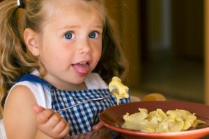 Опасность не только в ожирении: вредная и калорийная еда может негативно повлиять на развитие мозга ребенка