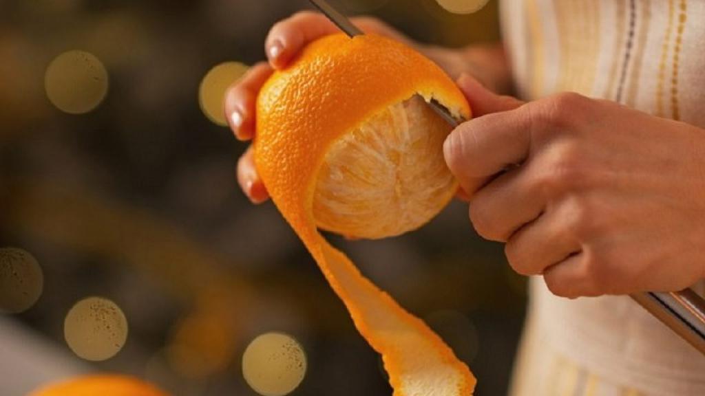 Продукты из апельсинов. Апельсиновая кожура высокого качества. Посуда из апельсиновой кожуры. Апельсиновые шкурки польза.