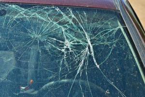 Повреждены стекла автомобиля? Пробуем их заменить своими руками