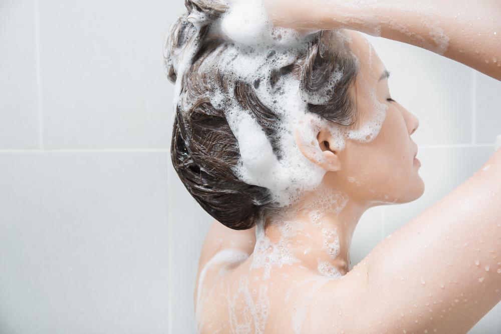 Мытье волос. Мыть голову. Мытье головы шампунем. Неправильное мытье волос. Почему в голове вода