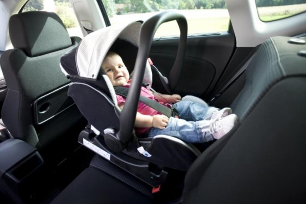 Можно ставить автокресло на переднее. Автокресло Karwala 0+. Автолюлька для новорожденных. Автолюлька для новорожденных на переднее сидение. Ребенок в автолюльке.