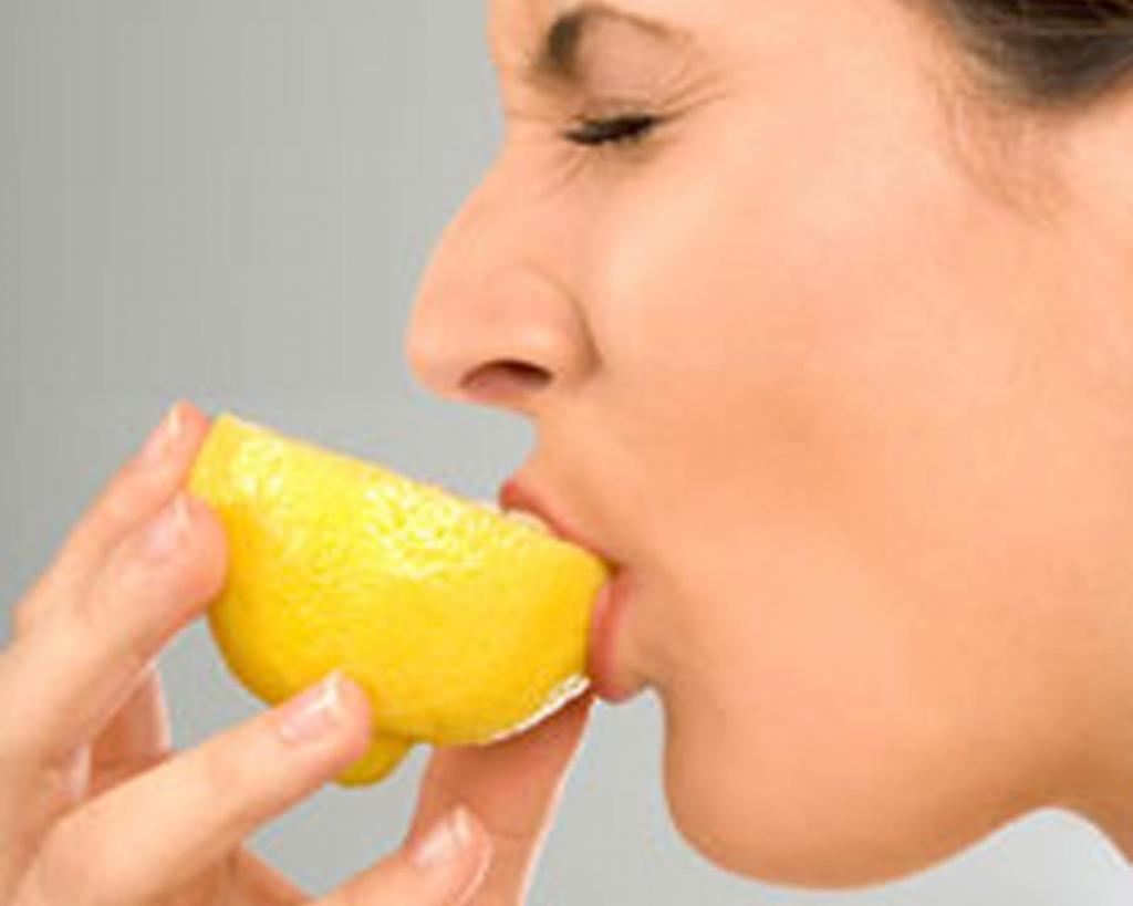 Слюновыделение во рту. Кислый вкус. Лимонные вкус во рту. Лимон от икоты.