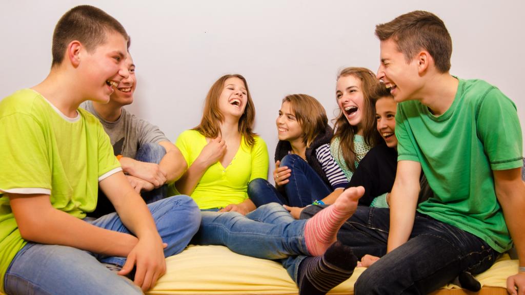 Русские подростки дают. Фото подростка. Подросток со сверстниками. Общение с друзьями подростки. Общение детей.
