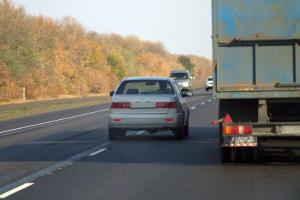 Обгон грузовых фур на трассе: какие опасные и спорные моменты возникают у водителей