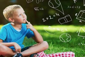 Играйте в карты и составляйте графики интересных занятий: как не дать ребенку забыть за лето математику