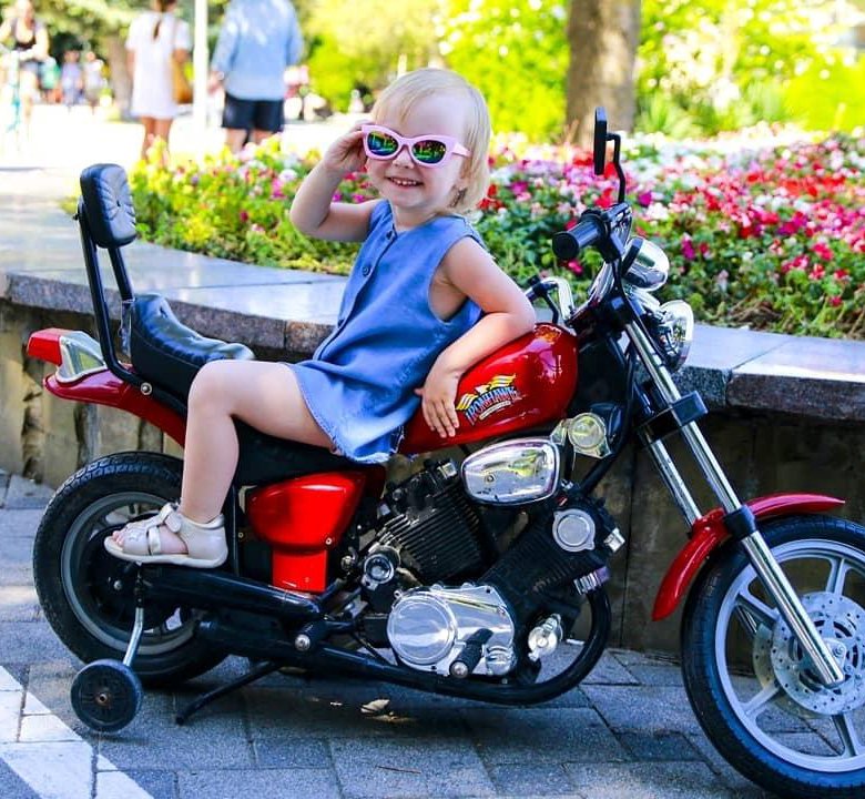 Можно возить ребенка на мотоцикле. Мотоцикл для детей. Мотоцикл для маленьких детей. Мопед для детей. Маленький мопед для детей.