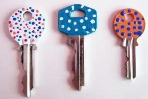 В горошек и не только: украшаем свои ключи от дома с помощью лака для ногтей