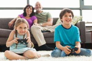 Повышают интеллект: как познакомить детей с видеоиграми и почему они полезны