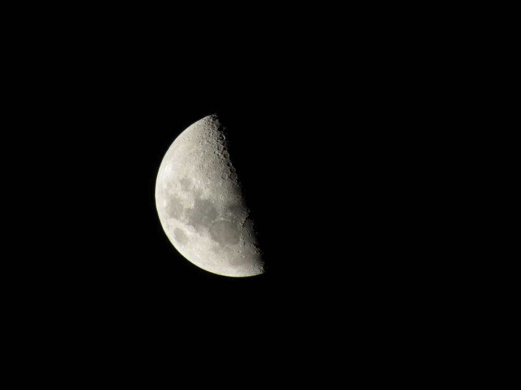 Самая темная луна. Луна картинка на белом фоне. Последняя четверть Луны. Третья четверть Луны. Последняя четверть Луны фото.