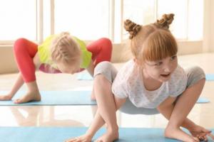 Для физического и психического здоровья: 5 поз йоги, которые рекомендуются детям