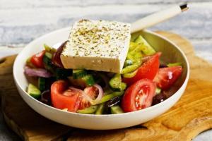 Не только классический: учимся готовить полезные и легкие греческие салаты разными способами