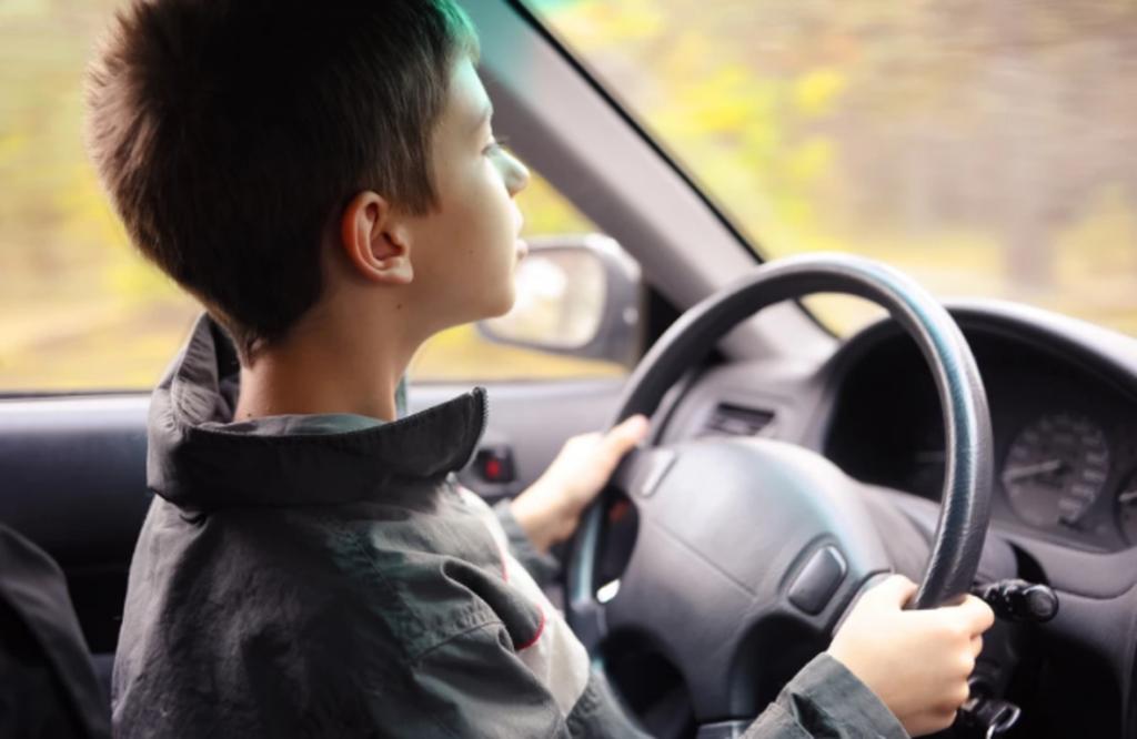 Госдума предложила жестче наказывать водителей, разрешивших детям сесть за руль