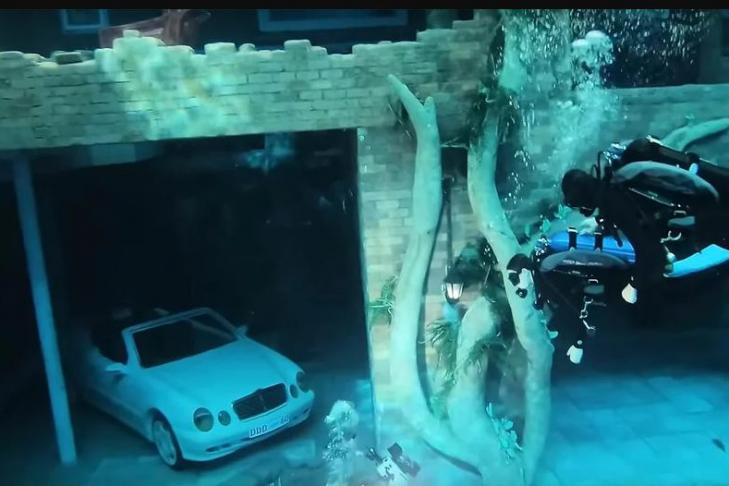 Под песком аравийской пустыни: подводный рай для дайверов напоминает затопленный город с настоящими автомобилями