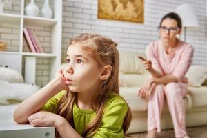 Важно не поддаваться истерикам: ребенок игнорирует просьбы родителей - что делать