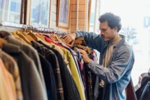 Покупайте подержанную одежду не в сезон: советы по разумной экономии, когда жизнь становиться дороже
