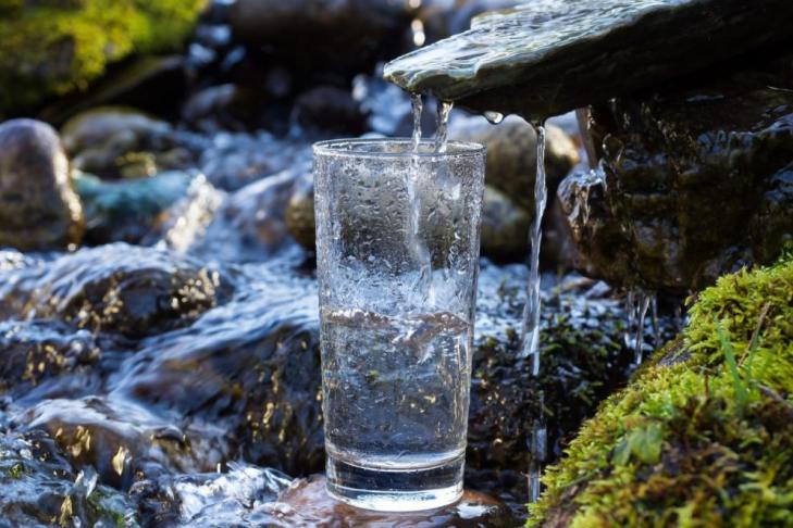 Состояние нашей психики напрямую зависит от воды: почему питье действительно помогает снять тревогу и нормализовать работу мозга