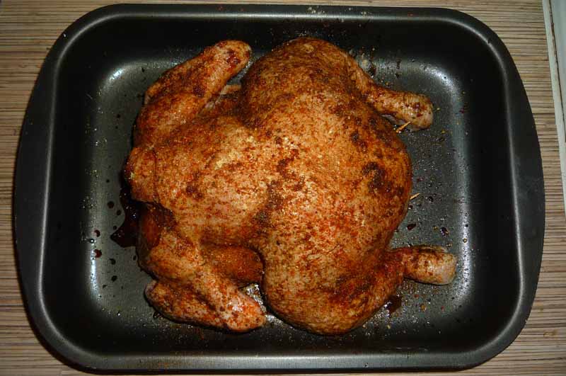 Можно ли под курицу подложить. Курица на противне. Курица на противне в духовке. Жареная курица в духовке. Противень для запекания курицы.
