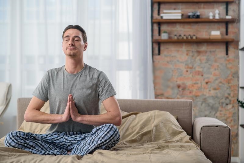Утренняя медитация для мужчин. Медитация в кровати. Человек медитирует в кровати. Мужчина в закрытой позе.