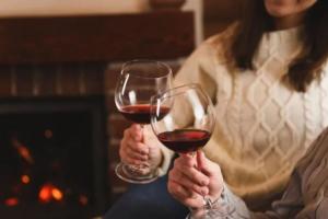 Брать мини-бутылочки вина: привычки питья для контроля веса зимой и в праздники