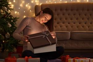 Самой обаятельной и привлекательной: 10 идей идеального праздничного подарка для нее