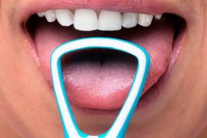 Эффективный скребок: насколько чистка языка помогает уберечь себя от проблем с зубами