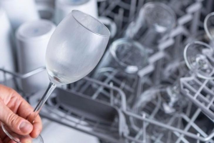 Почему посудомоечная машина оставляет белый налет и что с этим делать: причины и методы решения проблемы