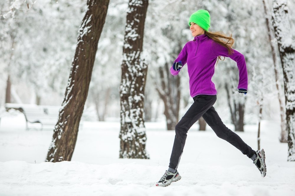 Зимние занятия спортом. Бег зимой на улице. Тренировки зимой на свежем воздухе. Спорт на улице зимой. Одежда для занятий спортом зимой.