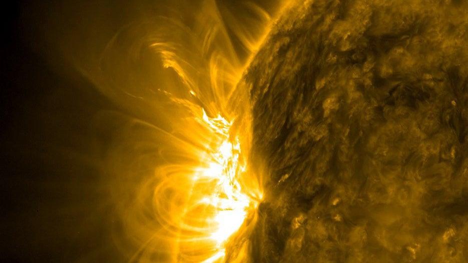 Вспышка на солнце м. Вспышки на солнце. Солнечные вспышки x100. Большая вспышка на солнце. Покажи картинки вспышки на солнце.