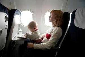 Как путешествовать с ребенком в самолете в современных условиях: правила, которые обеспечат комфорт и безопасность малышу