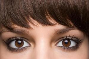 Карамельные блики и клубнично-коричневый: какой цвет волос заставит карие глаза выглядеть ярче - 5 необычных идей